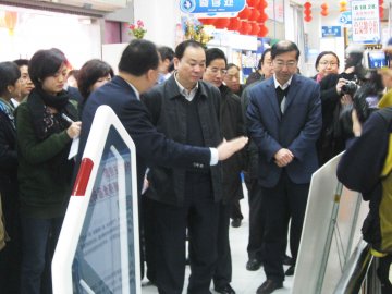 黄萌局长陪同省委常委、杭州市委书记黄坤明检查杭州节前食品药品市场