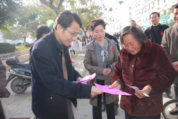 阜南开展艾滋病日宣传活动 副县长分发宣传品