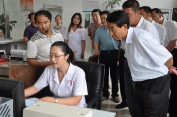 自治区民政厅兰恩华厅长在克旗调研民政医疗救助“一站式”服务工作