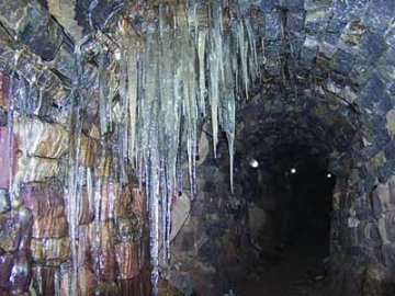 河南出现两座奇山 夏天结冰冬天冒暖气