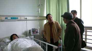 省食品药品监督管理局张光荣局长看望慰问离退休老同志
