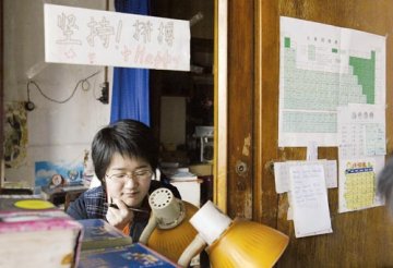 父为孩上学每天走8公里为其送饭