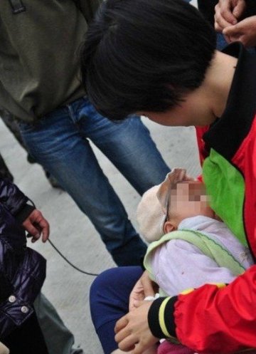 4月大婴儿母亲地震中死亡 志愿者主动喂奶