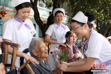 第303医院医护人员与敬老院老妈妈过母亲节