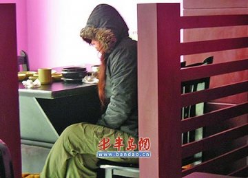 女子吃遍一街上50家饭店从不付账