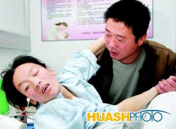 讨薪农民工妻子寒夜路边产子无人援救