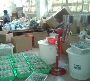 省 市食品药品监管部门联合公安部门精心布控 合力取缔两个无证生产假冒化妆品窝点
