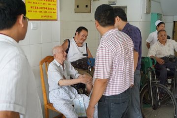 项雄武向广西荣誉军人康复医院以及社会福利院捐赠“爱心粽”