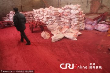 河南洛阳涧河河水变成血红色 又是污染？