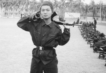 客车爆炸前战士用拳肘砸破车窗助40余乘客逃生