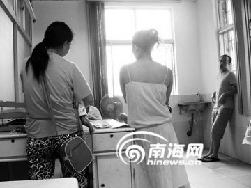 女患者看病六人围观 医院称人太多无暇顾及