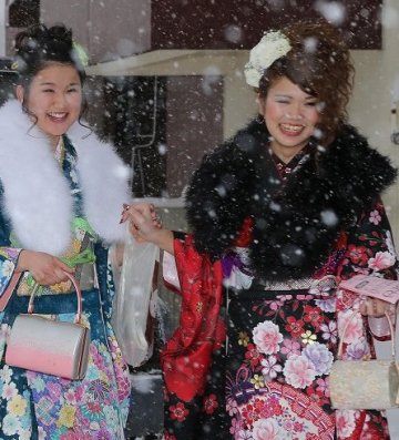 日本成人节少女漫步组图