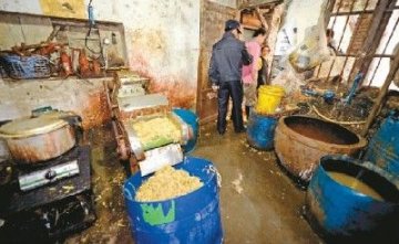 重庆观音桥居民楼一黑作坊被查 每天几百斤泡菜卖给餐馆