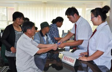 我区为城乡低保对象发放医疗救助卡