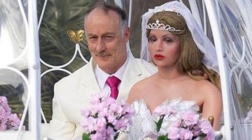 英国男子与充气娃娃结婚