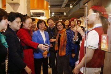 全国人大副委员长亲切接见天士力控股集团吴迺峰总裁