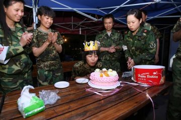 “华益慰医疗救援队”为队员庆生日