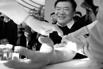卫生部长否认医院利用市民无偿献血谋暴利