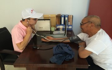 西安医学院学生来我县中心敬老院开展志愿服务活动