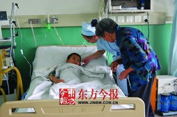 69岁卖菜老太收养救治患病弃儿7年