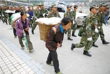 宝兴县村民发油布自搭帐篷 盼政府早日发物资