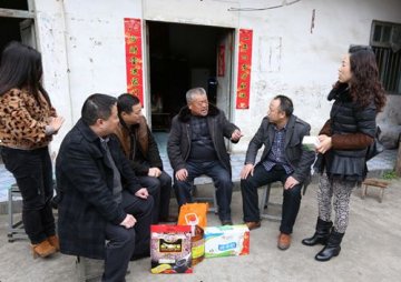 开展送温暖行动 关爱肺结核病人