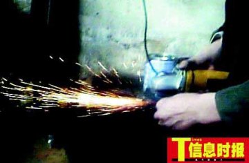 自制万能钥匙当街卖 外形简单能无锁不开