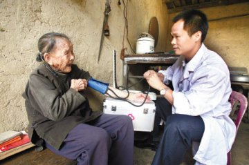 医学生到基层做医生 “上岗退费”拿回五年学费