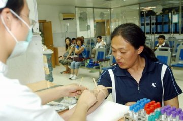 冠军搓澡工邹春兰赴广州医治不孕