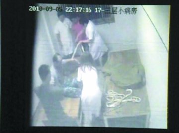 按摩医院捆绑殴打老人12小时