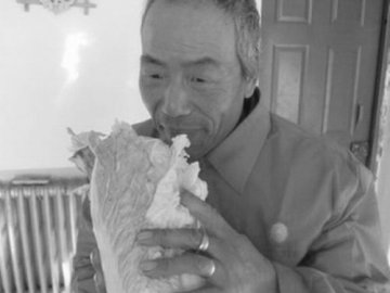 男子30年只吃肉闻菜过瘾