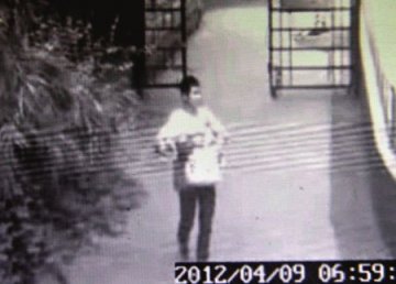 男子遗弃女婴被监控录下全过程