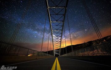 4.壮美夜空图折射繁华都市光污染