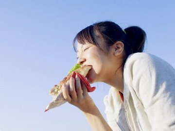 “边走边吃
