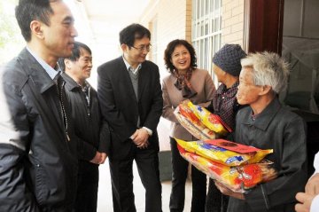 国家卫生计生委会同相关部门赴桂慰问麻风病患者