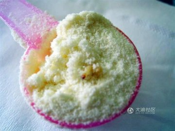 多美滋奶粉品牌观察：一年六现小虫白线等异物