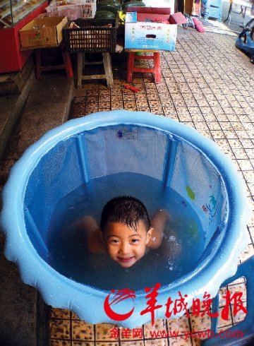 广州高温警告不断今日37℃ 病患增多床位告急
