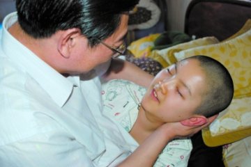男童3年前因病成植物人 继父悉心照料将其唤醒