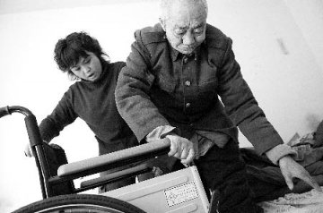 儿媳进医院捐骨髓带着卧病公爹