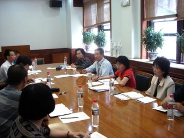 专家组召开我校机关管理干部座谈会