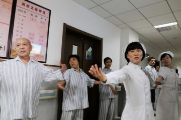 北京中医院传授“八段锦”