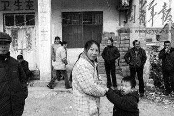 乡村诊所连致四人死亡 官员称进医院有活就有死