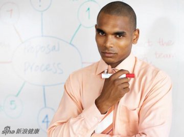 留光头的男人看上去有些神秘