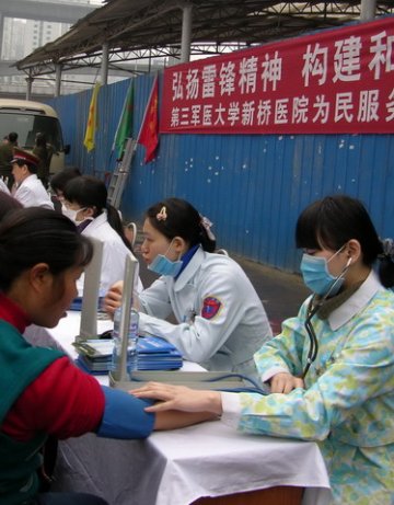 新桥医院专家赴菜园坝义诊学雷锋