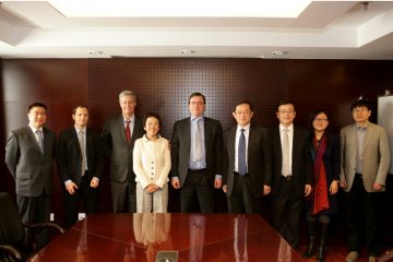 赛诺菲巴斯德公司总裁兼首席执行官夏立维先生一行访问中心