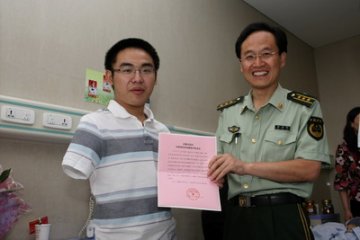 武警总医院“终身免费体检卡”赠抗震救灾少年英雄