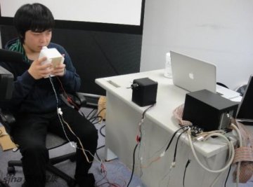 日本专为异地恋设计的接吻工具