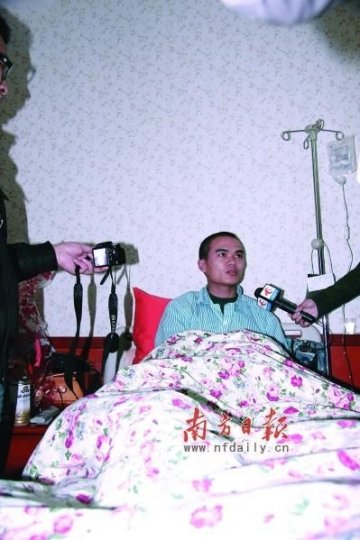 消防员把防毒面具让给孩子自己晕倒