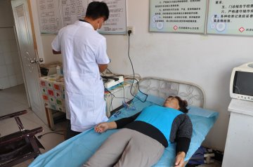 解放军220医院医疗队深入巴林右旗巴彦琥硕镇开展健康义诊活动
