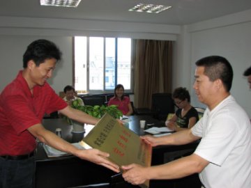 越城分局举行“家庭过期失效药品回收定点单位”授牌仪式